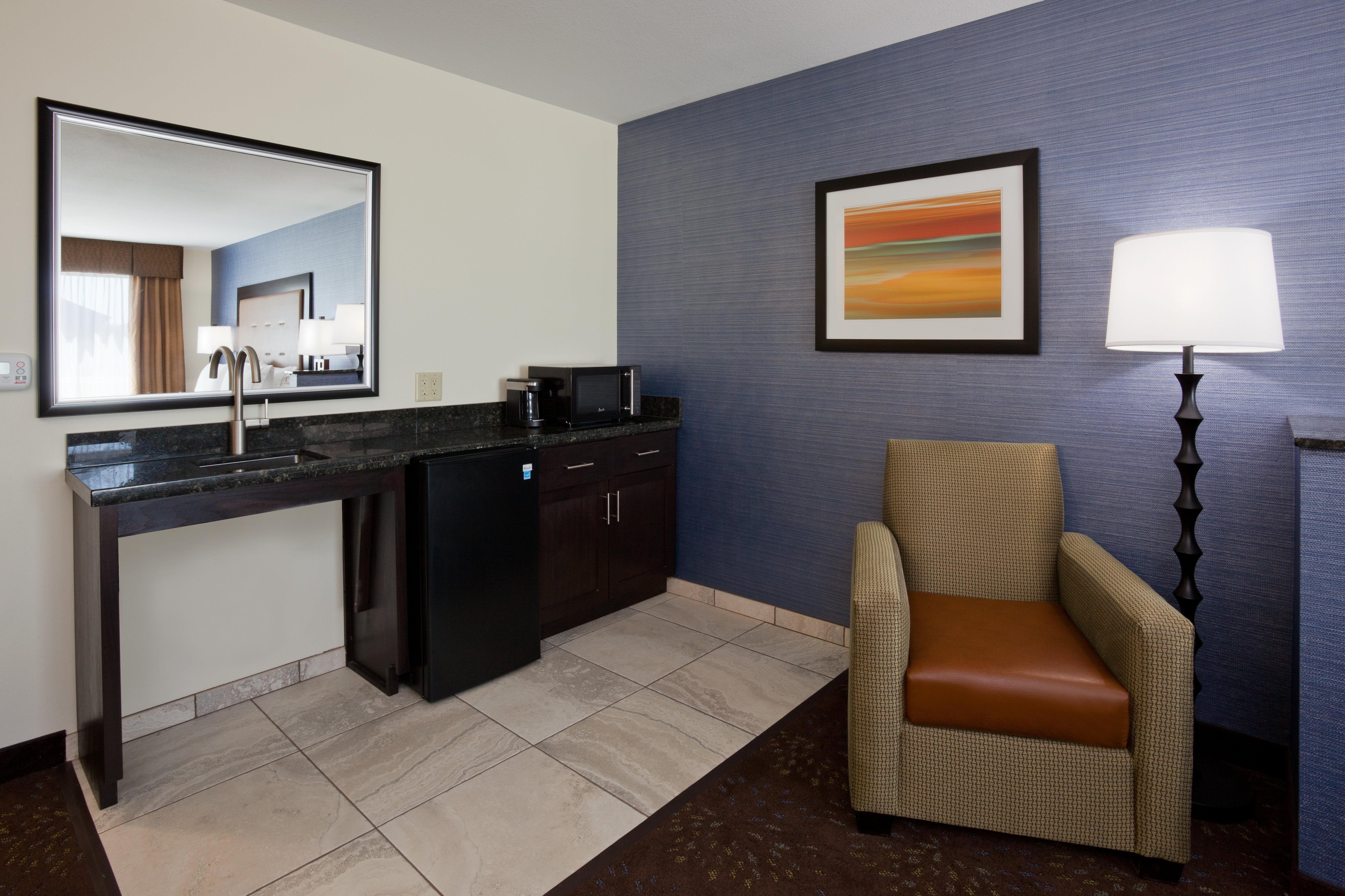 Holiday Inn Express & Suites Fort Dodge By Ihg Exterior photo