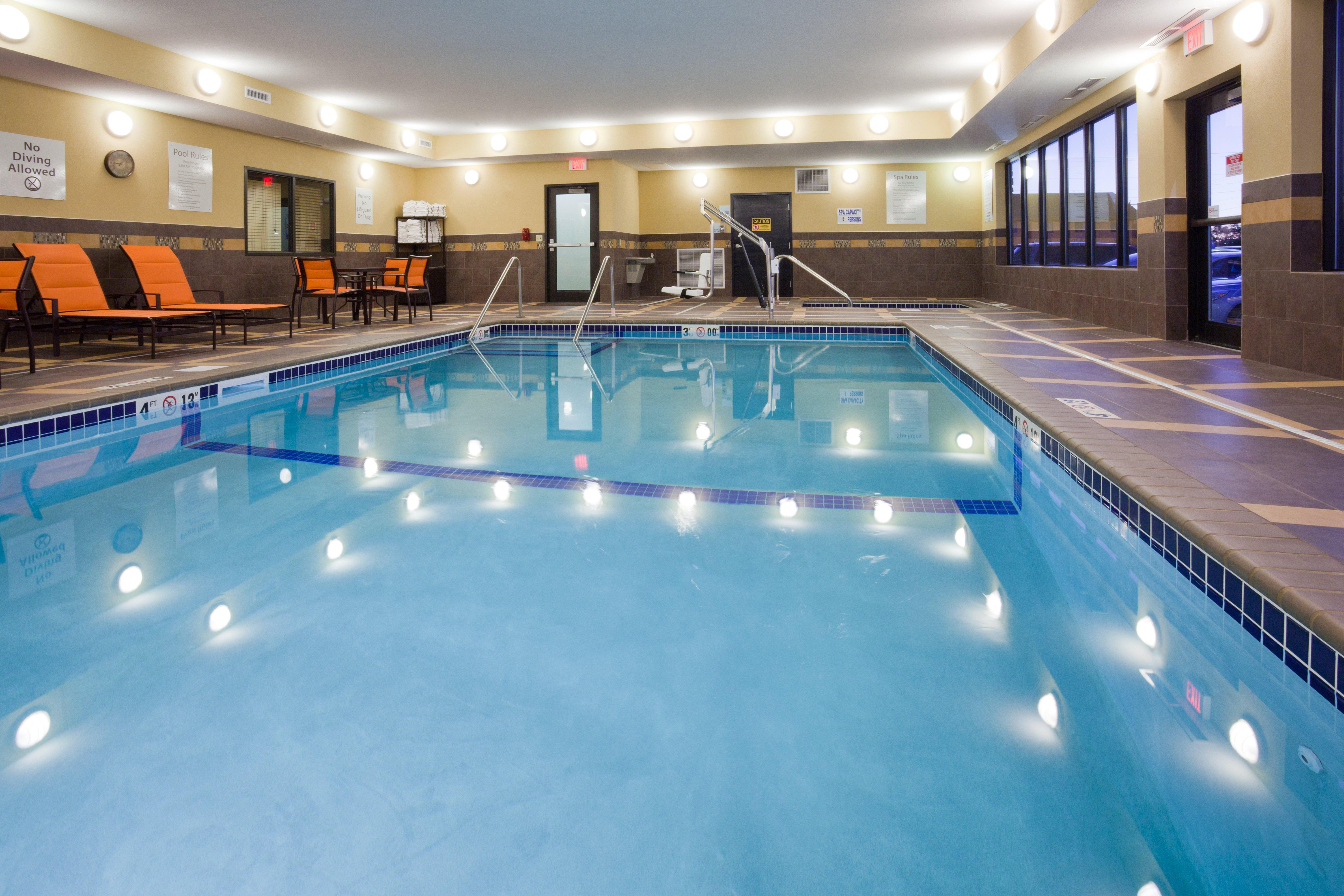 Holiday Inn Express & Suites Fort Dodge By Ihg Exterior photo