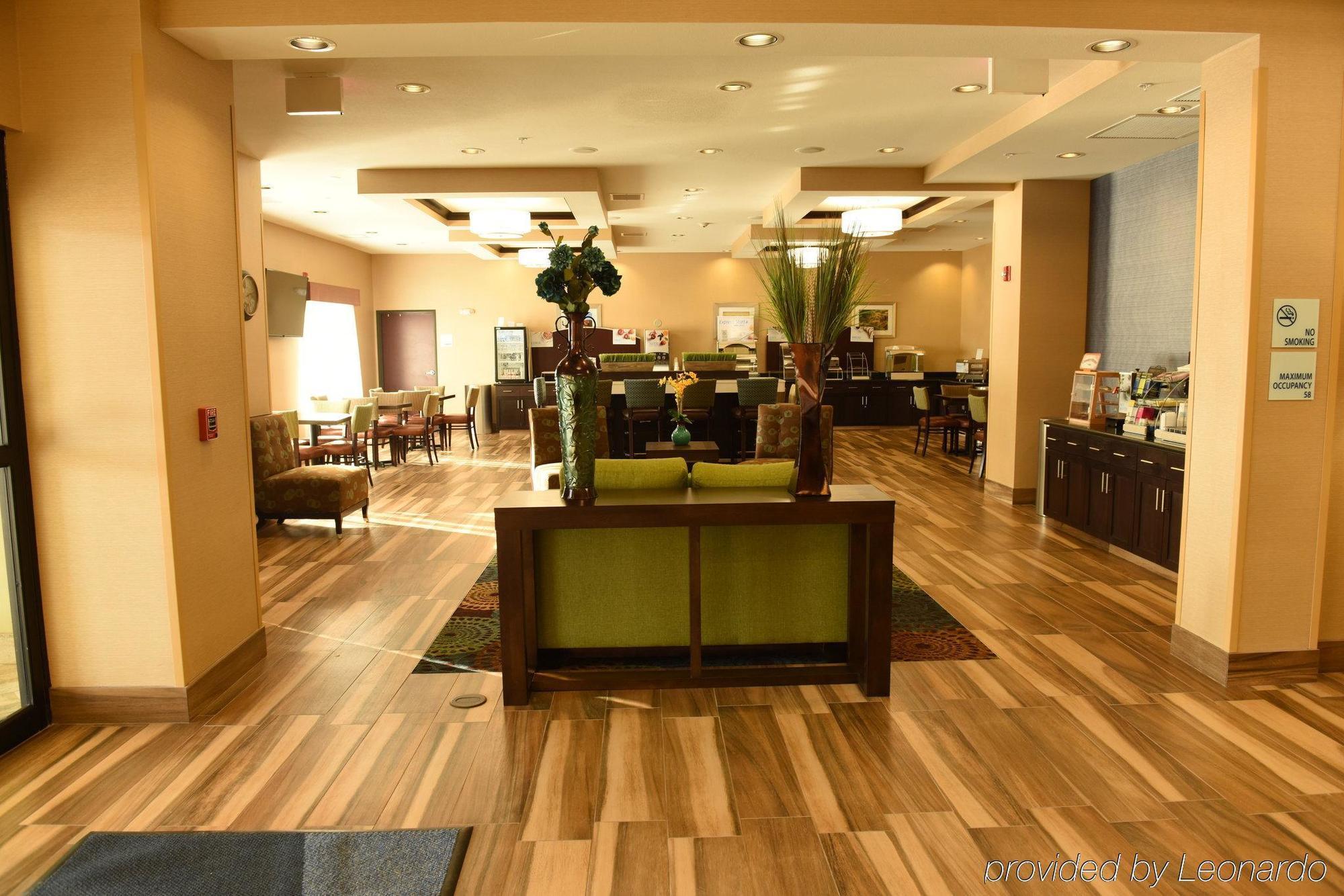 Holiday Inn Express & Suites Fort Dodge By Ihg Exterior photo