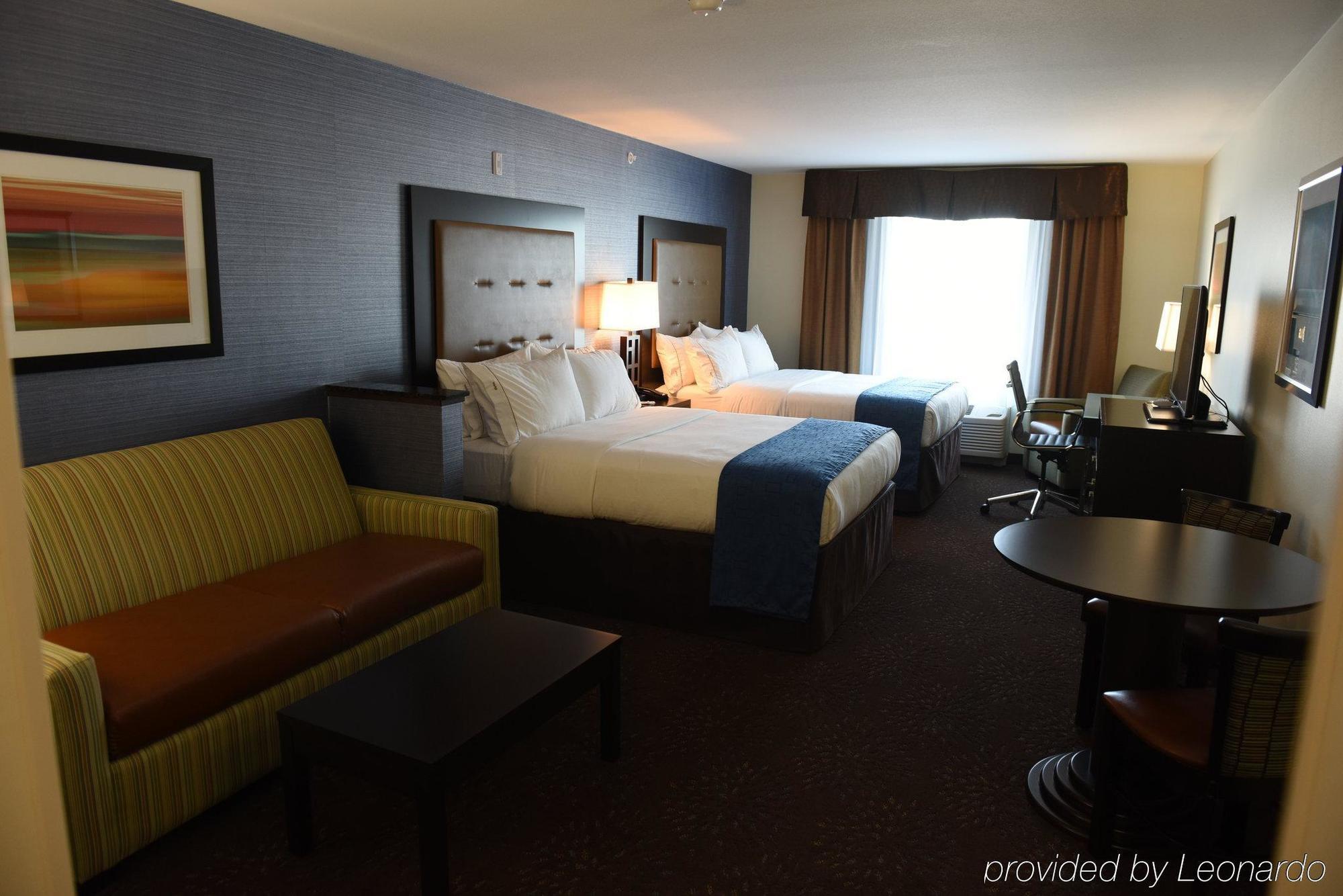 Holiday Inn Express & Suites Fort Dodge By Ihg Exterior photo