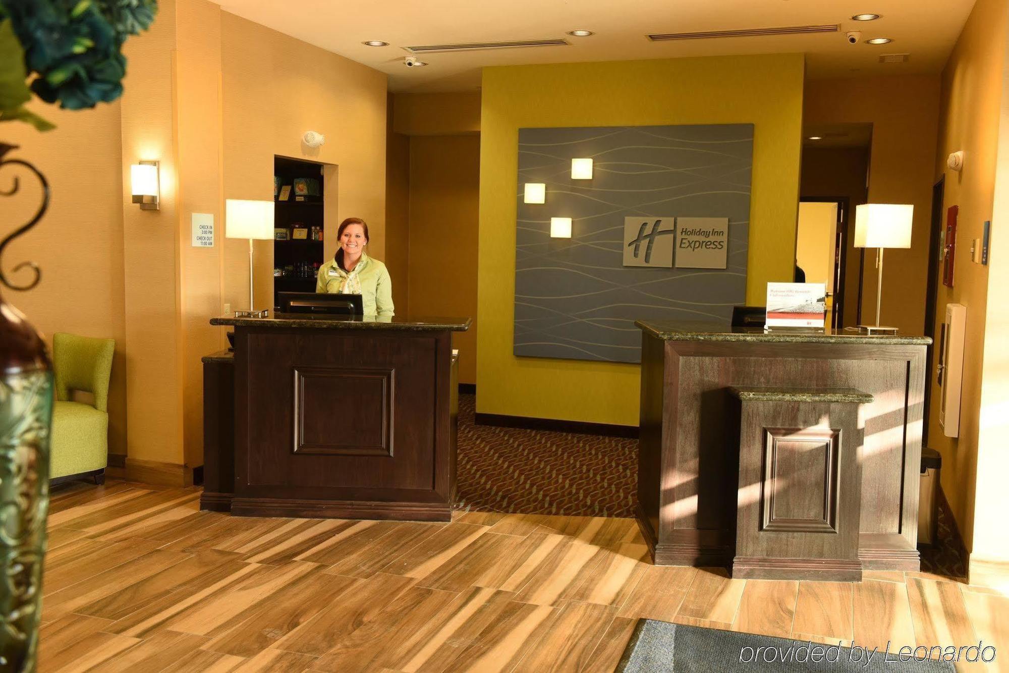Holiday Inn Express & Suites Fort Dodge By Ihg Exterior photo
